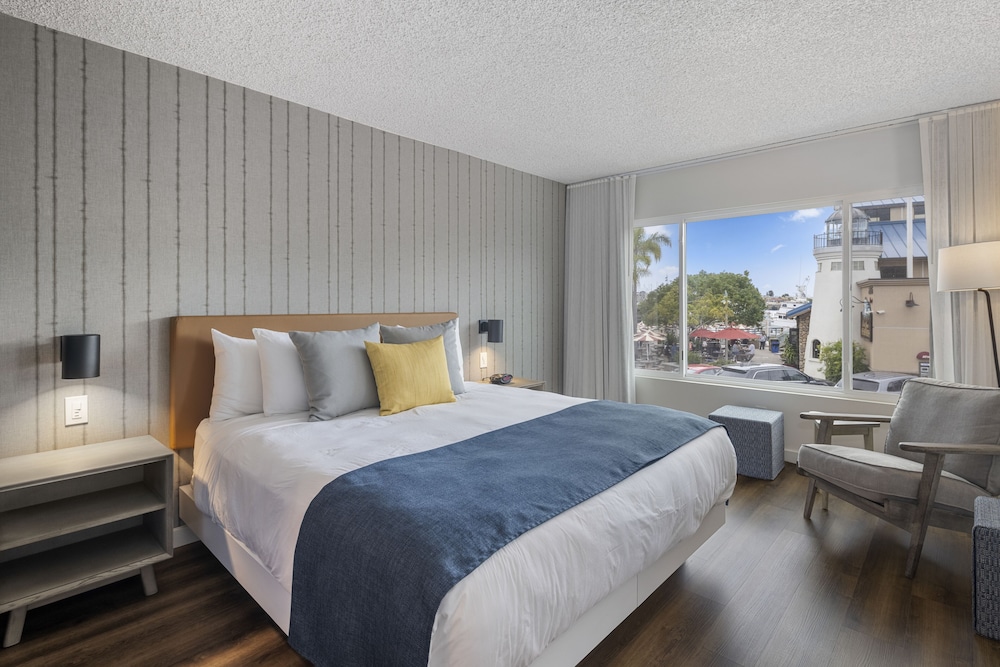 Deluxe Room, 1 King Bed, Harbor View photo 1