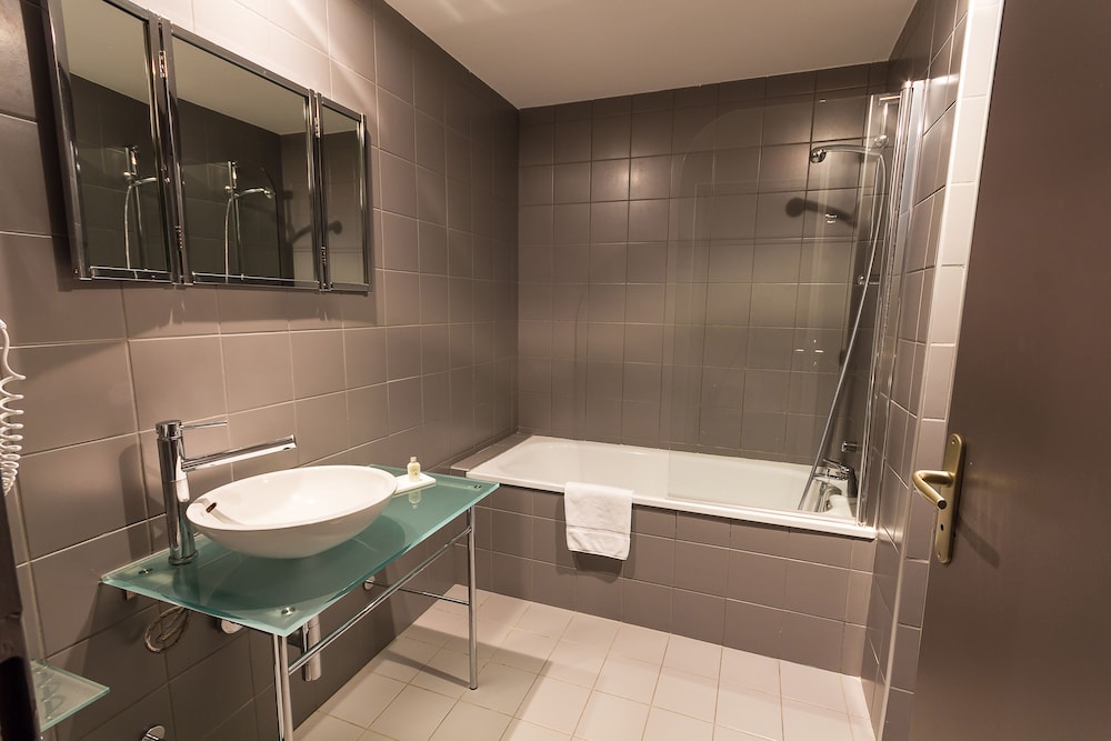 Superior Triple Room with 3 single beds, Park View photo 3