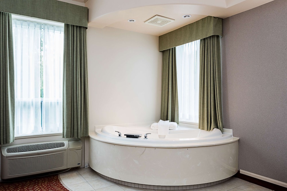 Standard Room, 1 King Bed, Non Smoking, Tower (Jetted Tub) photo 3