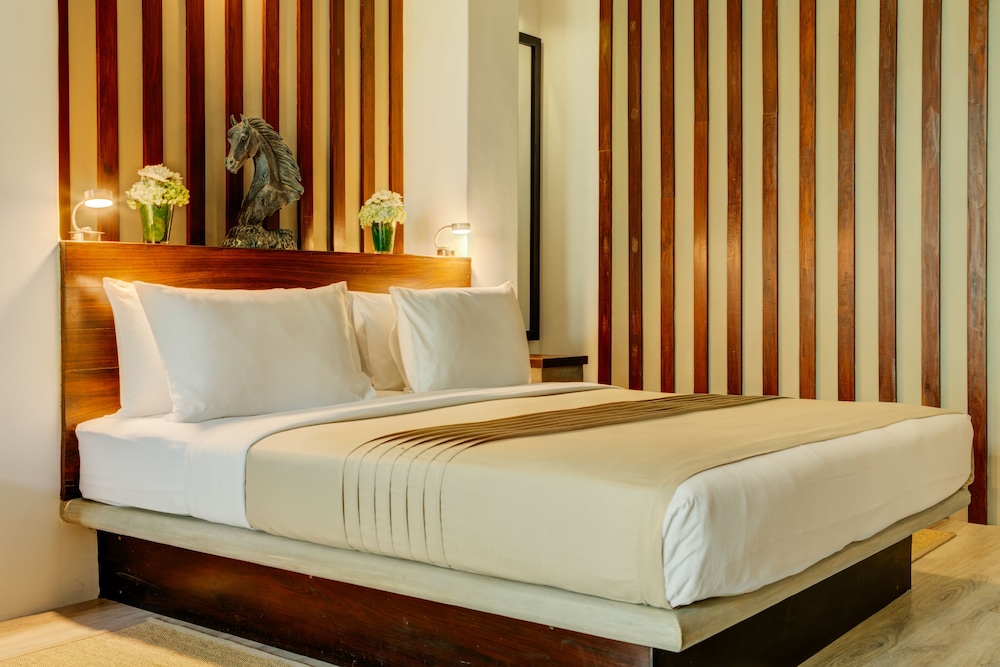 Deluxe King Room with Private Courtyard & Sitting Area photo 2