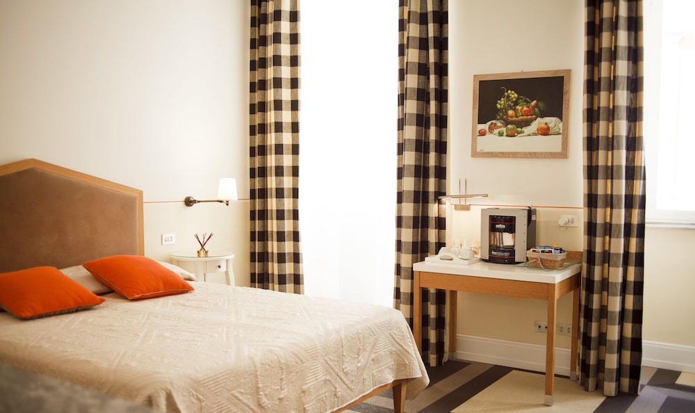 Deluxe Triple Room (Suite Colosseo Via della Croce 33) photo 1