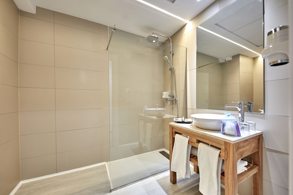 Family Triple Room, Partial Sea View (2 adults and 1 child) - Photo 5