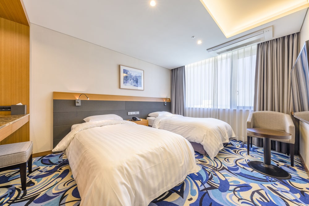Superior Double or Twin Room, 1 Bedroom, Non Smoking, City View (Run of House) photo 2
