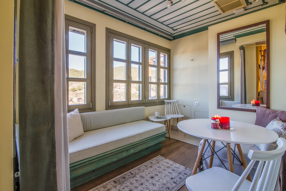 Premier Suite, Fireplace, Mountain View (Love) photo 3