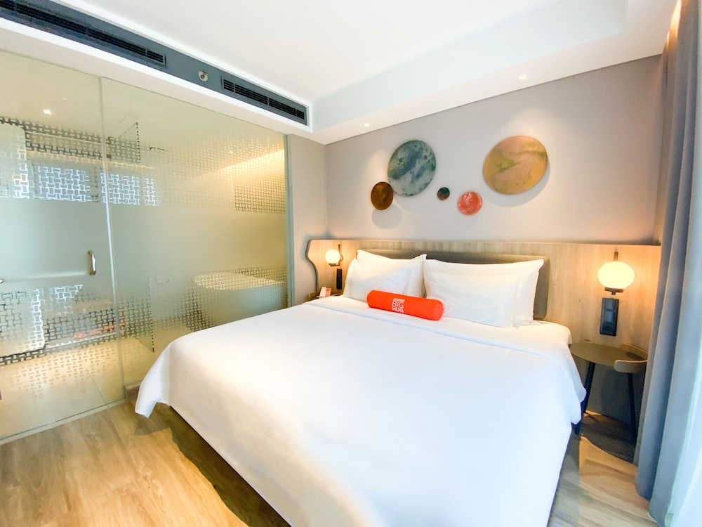 Suite, 1 Bedroom - Photo 8