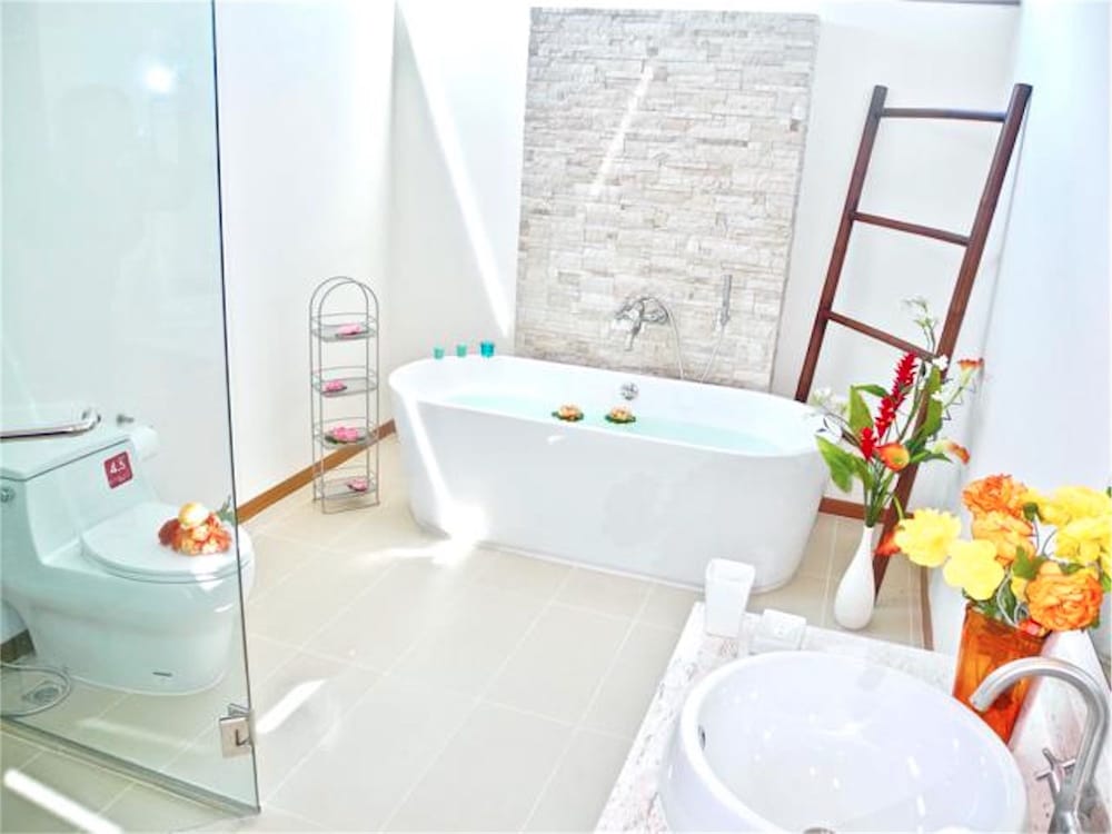 Villa, 4 Bedrooms, Poolside photo 3