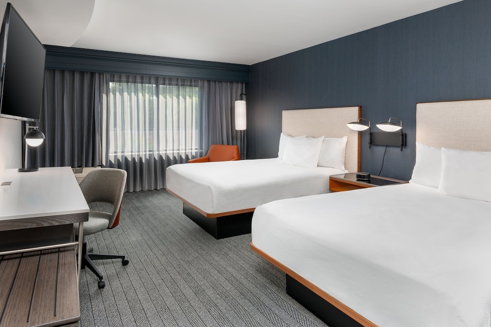 Room, 2 Queen Beds (Mobility/Hearing Accessible, Tub)