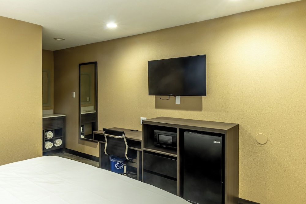 Room, 1 King Bed, Non Smoking - Photo 13