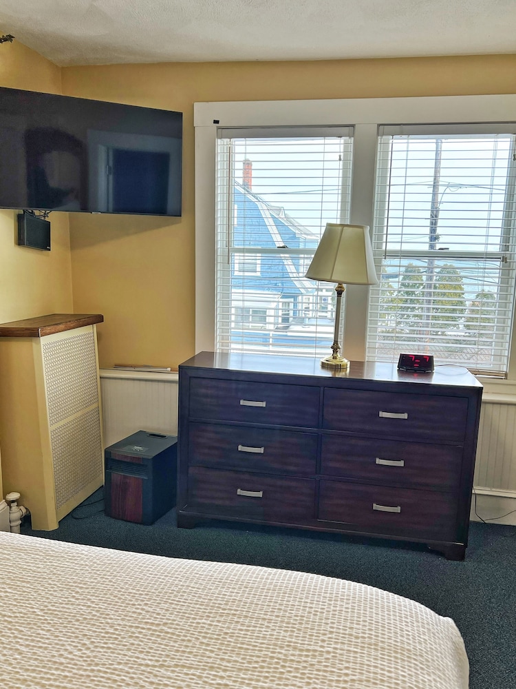 Standard Suite, 1 Queen Bed, Ocean View, Oceanfront photo 3