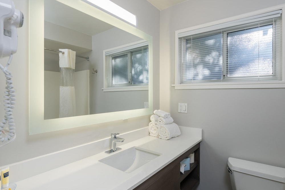 Deluxe Room, 2 Queen Beds, Bathtub (Non Smoking 2 Queen Room- Bathtub) - Photo 8