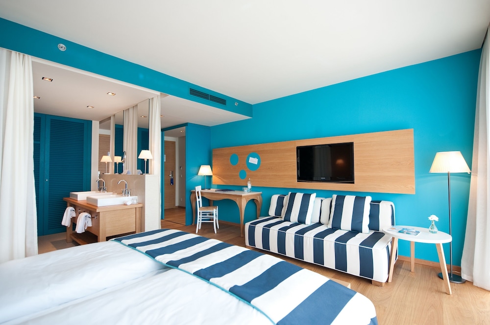 Superior Room, Partial Sea View - Photo 2
