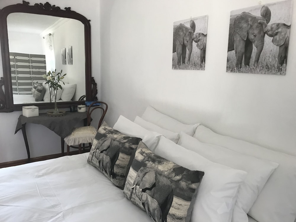 Deluxe Cottage, 1 Queen Bed, Ensuite, Ground Floor photo 2