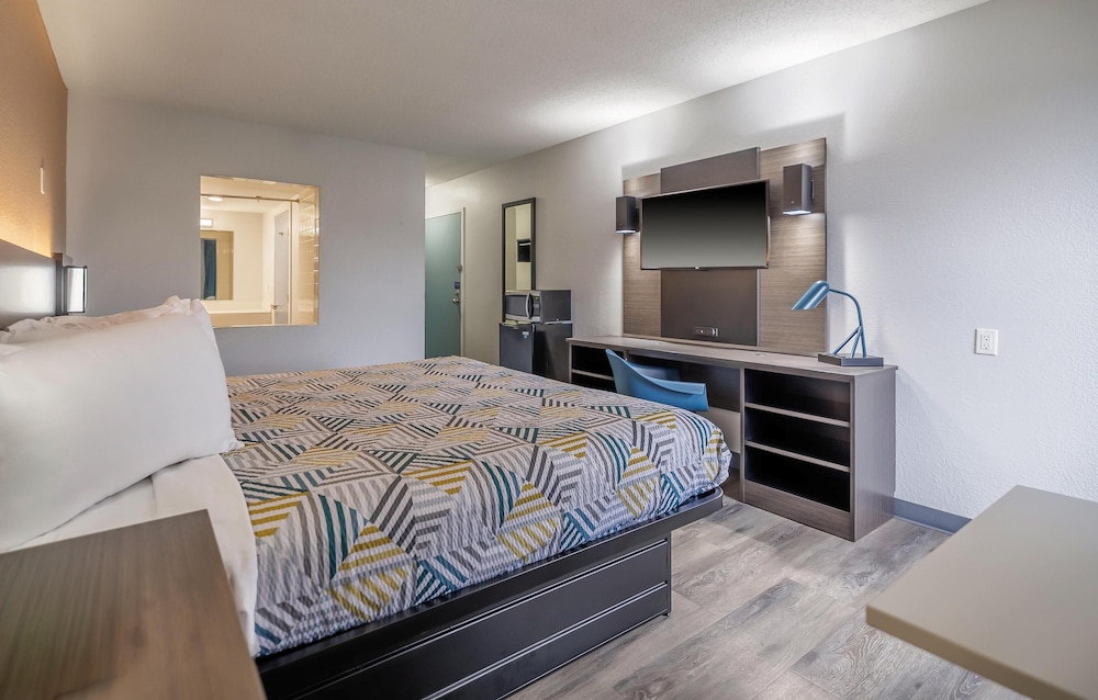 Deluxe Room, 1 King Bed, Non Smoking - Photo 4