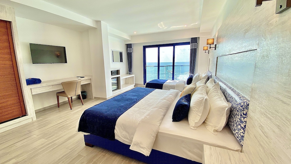 Deluxe Triple Room, Balcony, Sea View photo 2