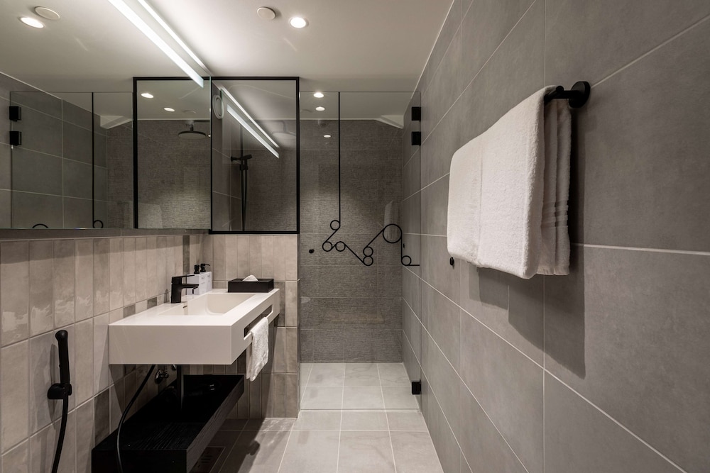 Superior Room (Multibed) - Photo 7