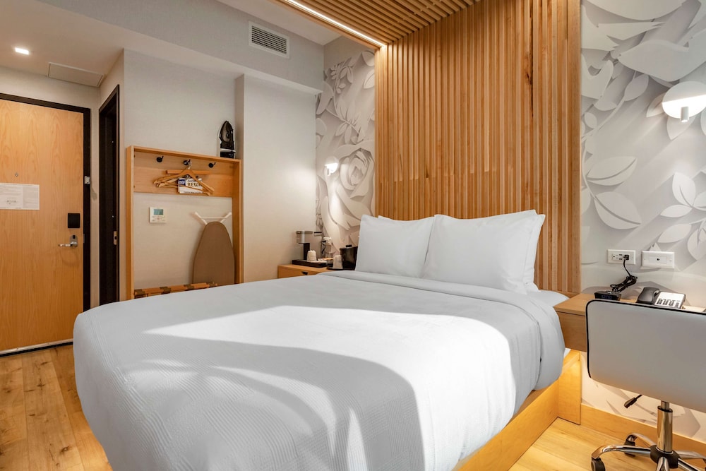 Standard Room, 1 Queen Bed, Non Smoking (Shower Only)