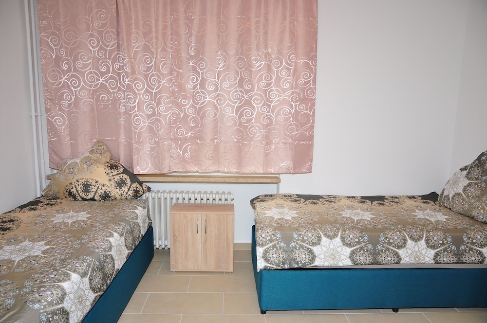 Economy Twin Room, Shared Bathroom (Nr. 5) photo 2
