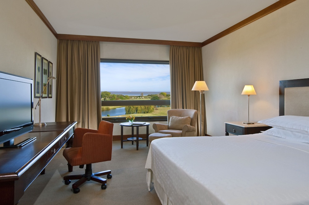 Deluxe Room, 1 King Bed, River View (Balcony) - Photo 1