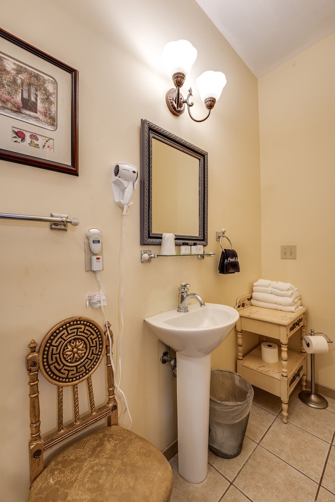 Economy Double Room, Ensuite (Margarets Window) photo 2
