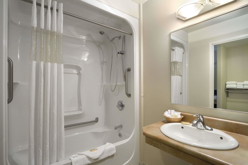Room, 1 Queen Bed, Accessible, Non Smoking (First Floor) - Photo 5