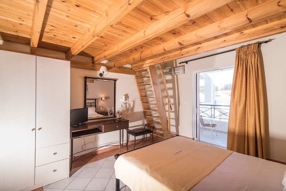 Family Loft, Pool View - Photo 8