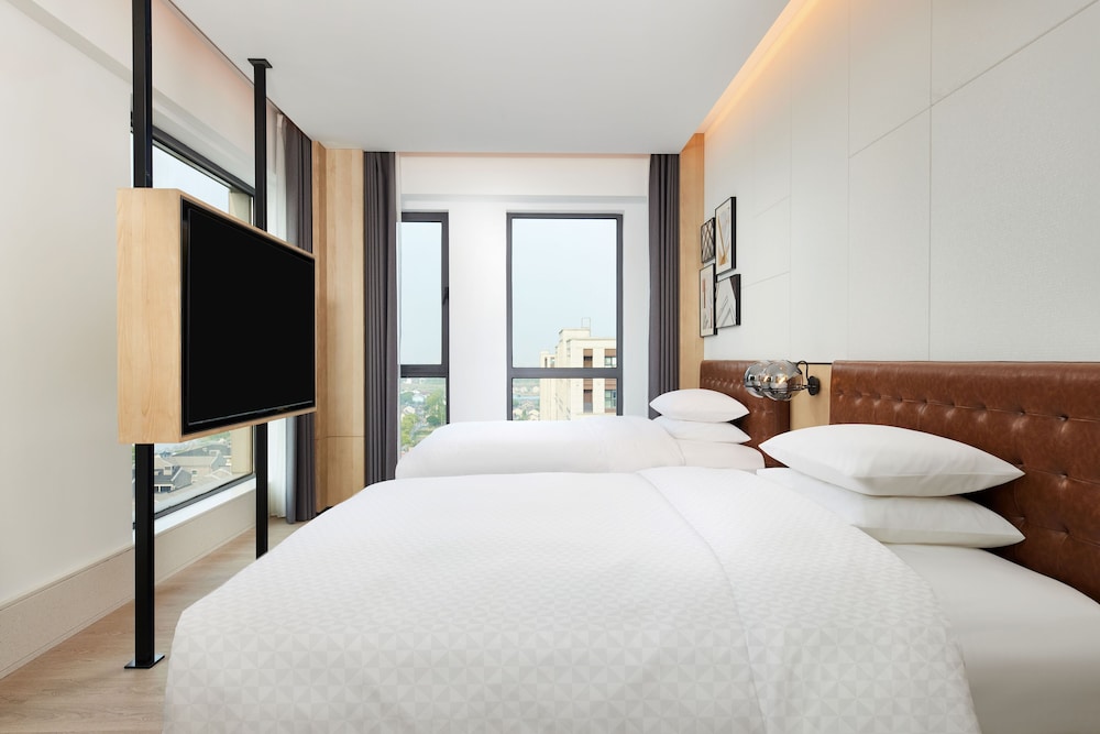Premier Suite, 2 Queen Beds, Bathtub, City View