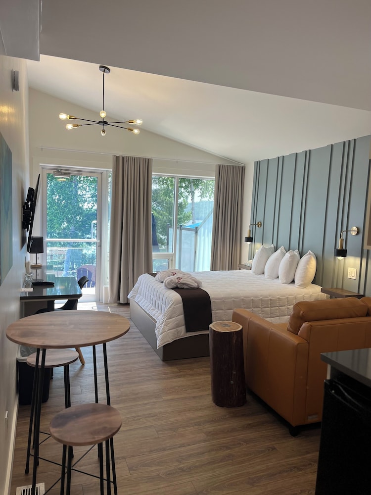 Deluxe Room, 1 Queen Bed, Non Smoking, Lake View photo 1