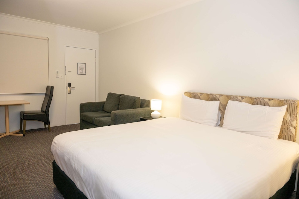 Deluxe Room, 1 King Bed, Non Smoking - Photo 10