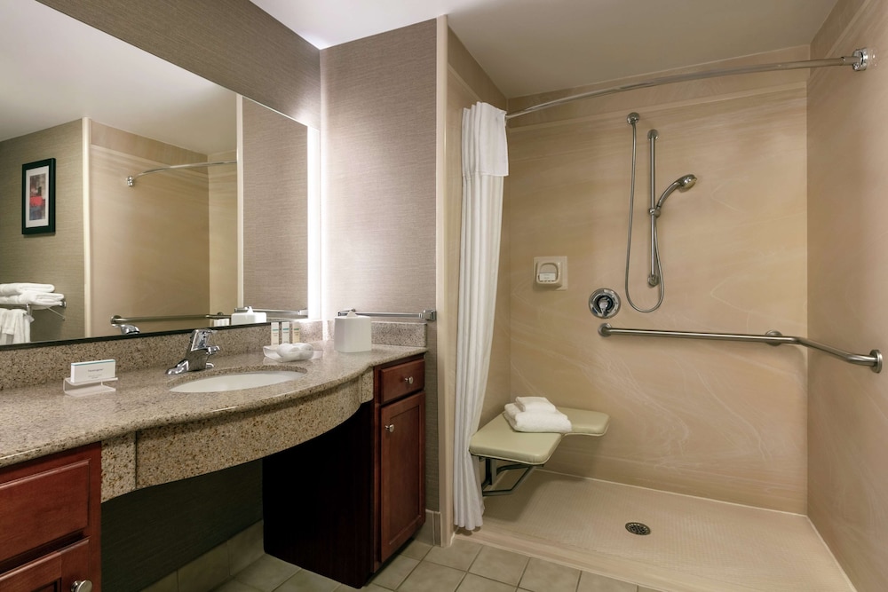 1 Bedroom Suite 1 King Roll In Shower - Photo 4
