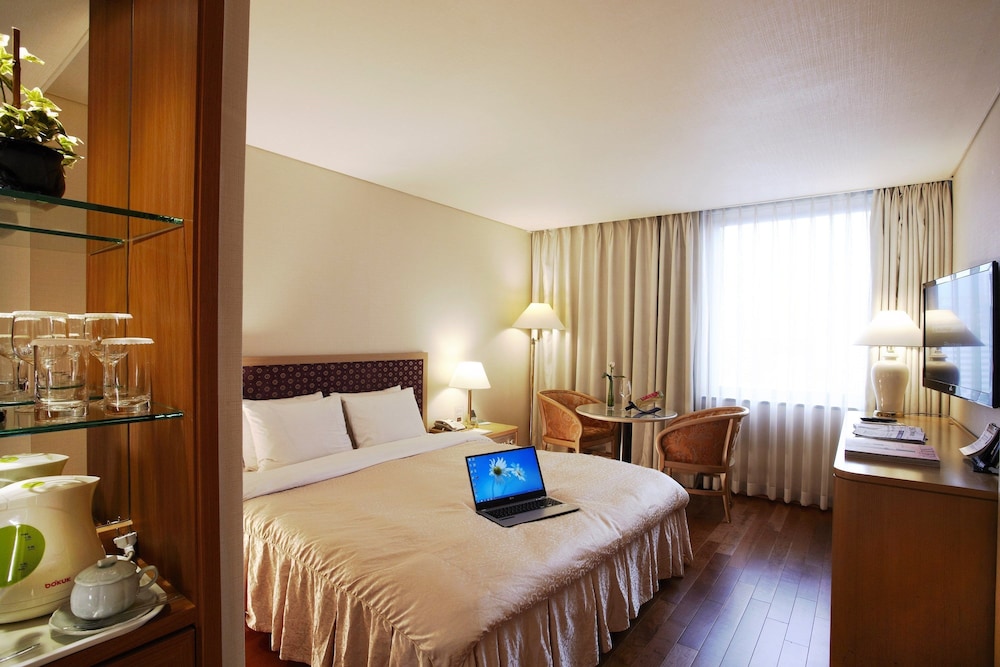 Standard Double Room (Bigger than most in Seoul ) - Photo 4