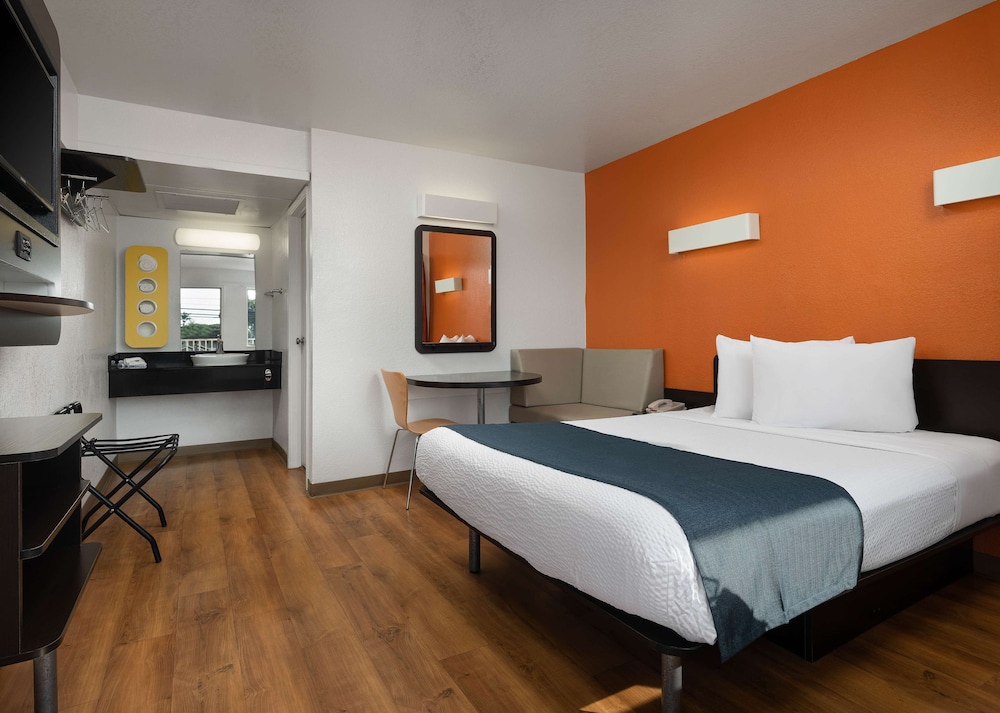 Standard Suite, 1 Queen Bed, Non Smoking photo 3