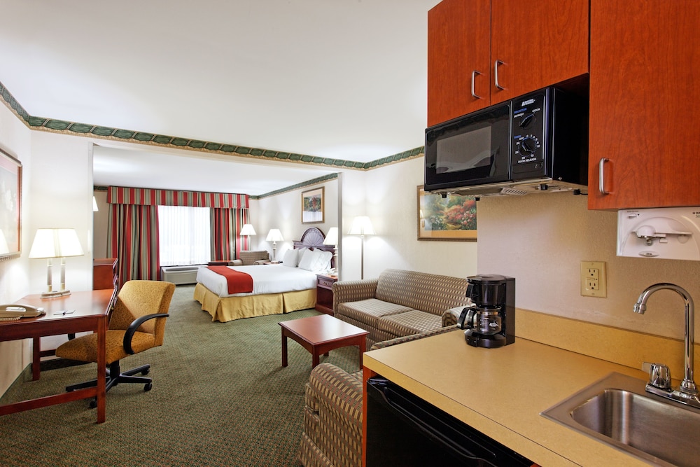 Suite, 1 King Bed (Top Floor) photo 2