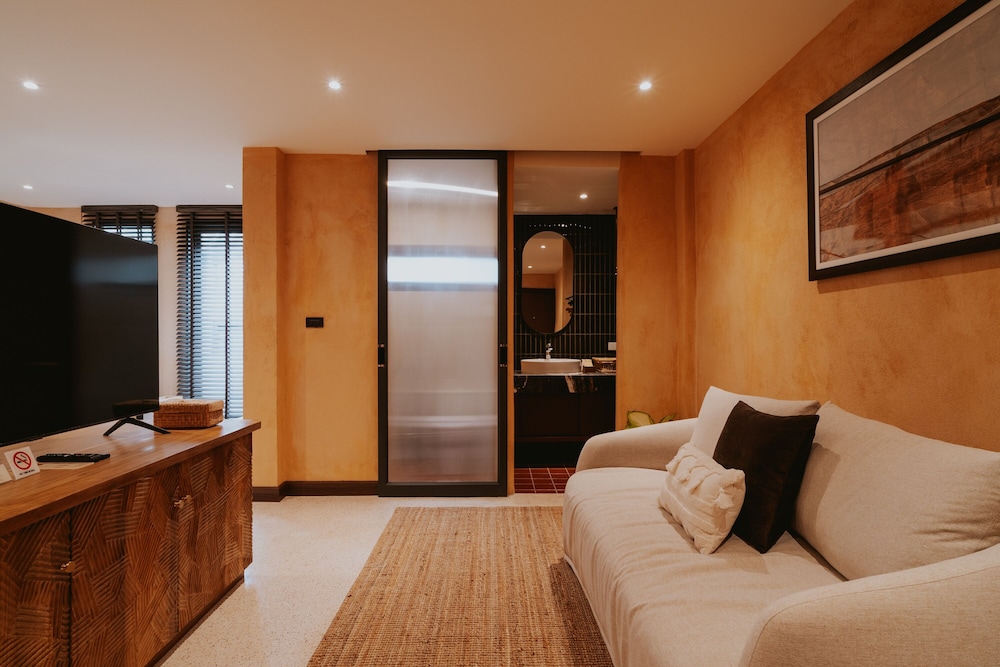 Deluxe Room - Photo 15