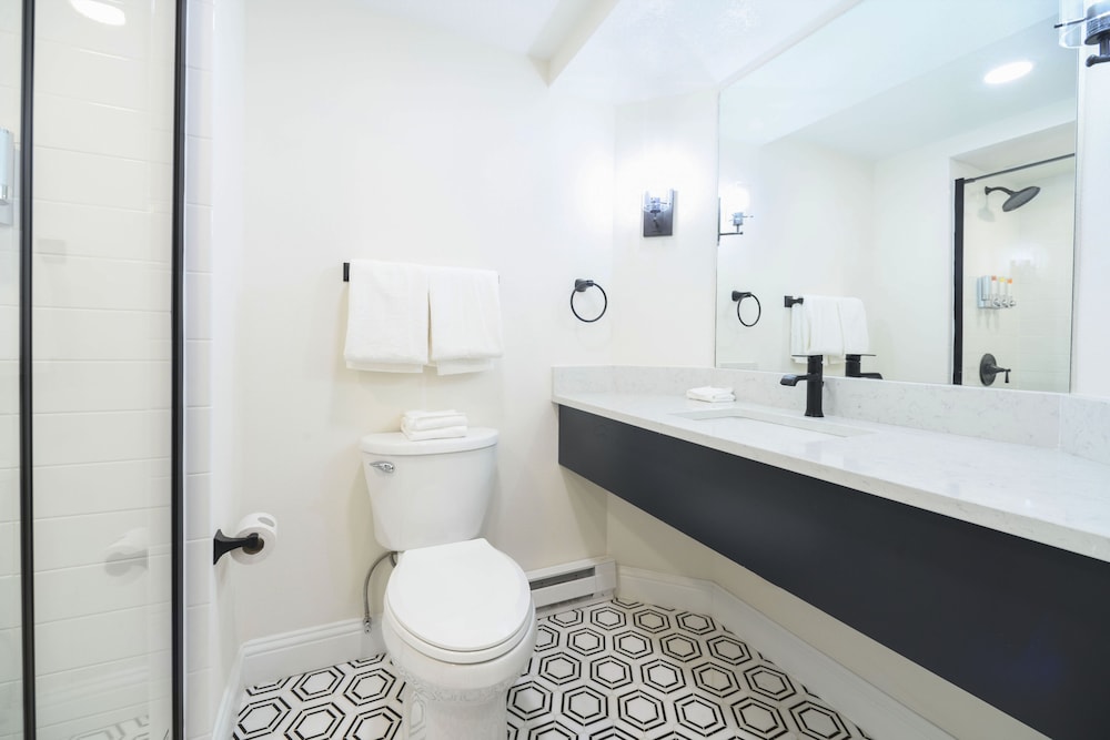 Suite, 2 Bedrooms - Photo 19