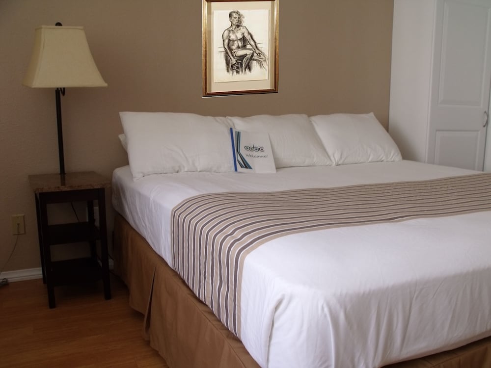 Deluxe Room, 1 King Bed photo 3