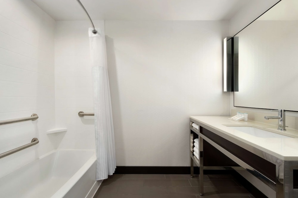 Room, 1 King Bed, Accessible, Non Smoking (w/ bathtub) photo 3