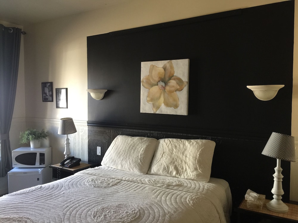 Standard Room, 1 Queen Bed photo 3