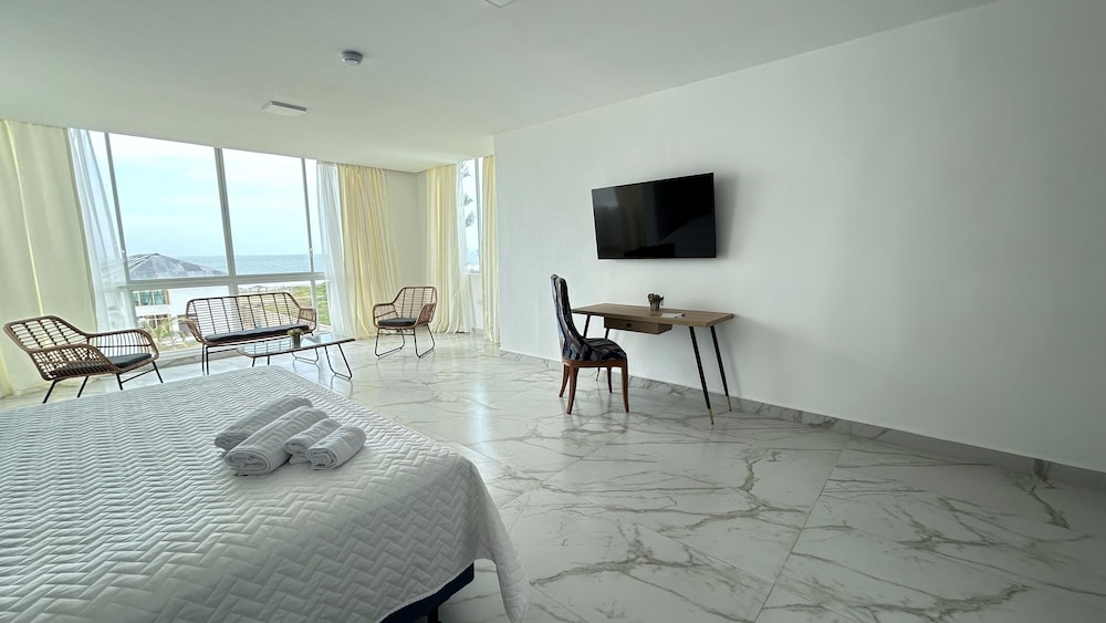 Deluxe Room, 1 King Bed, Beach View photo 2