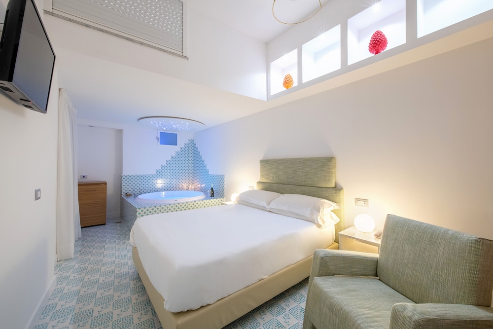 Suite, Hot Tub (Positano)