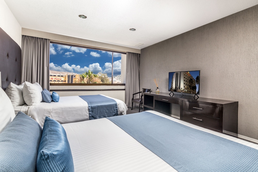 Standard Room, 2 Queen Beds - Photo 4