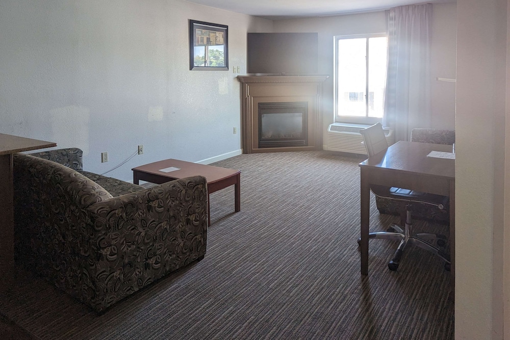 Suite, Multiple Beds, Non Smoking - Photo 4