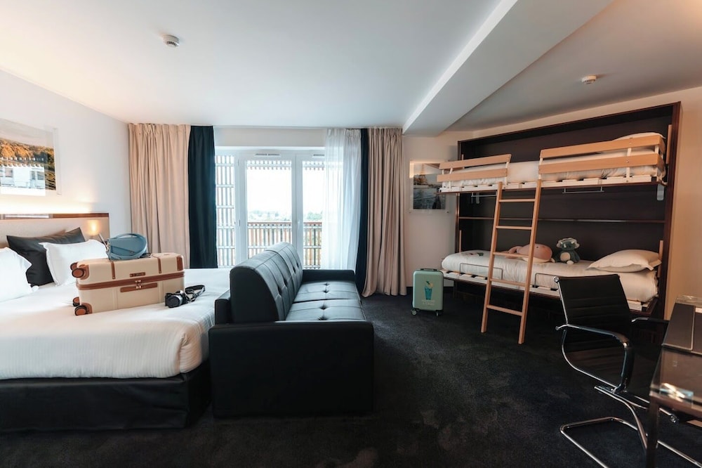 Family Executive Suite - Photo 5