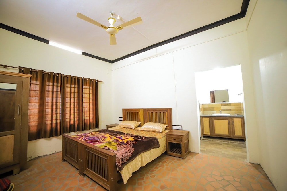 Standard Double Room, Partial Lake View photo 1