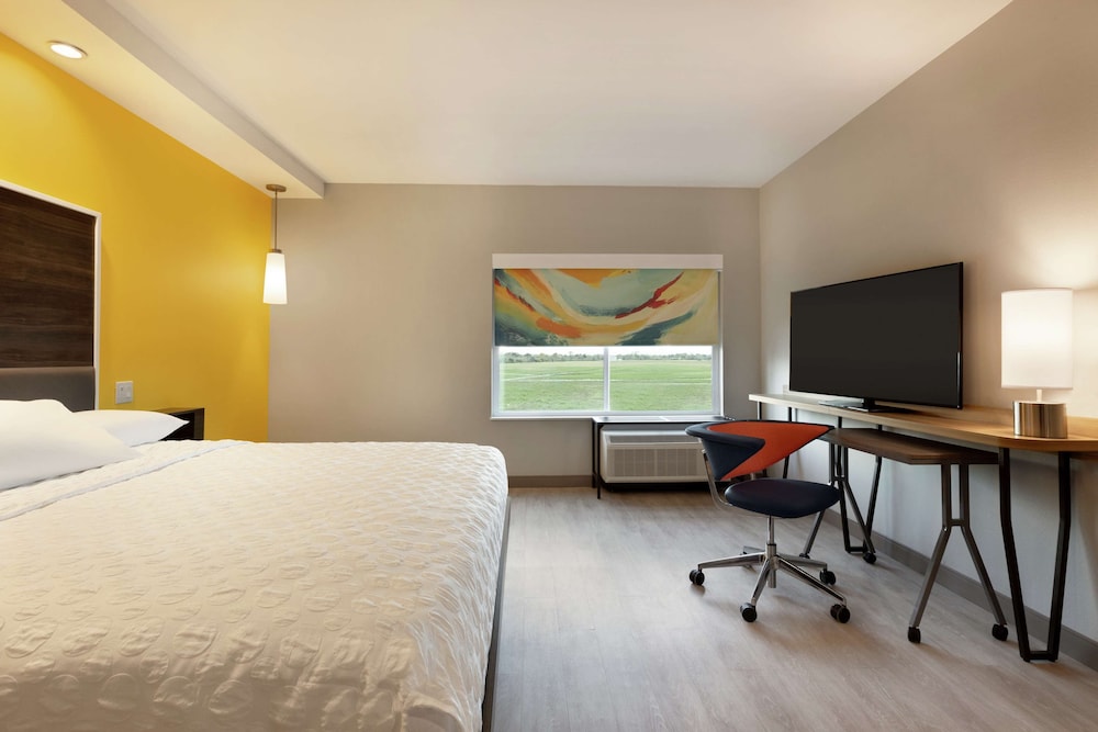 Room, 1 King Bed, Accessible (Hearing & Roll-in Shower) photo 3