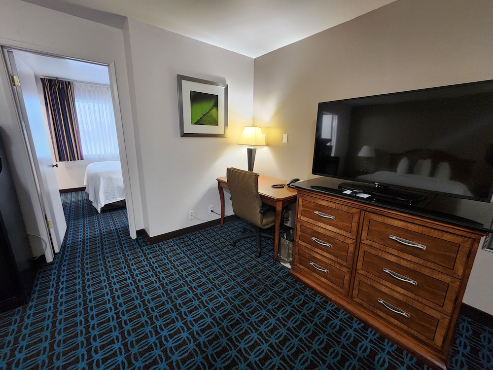 Suite, 2 Queen Beds, Non Smoking photo 2