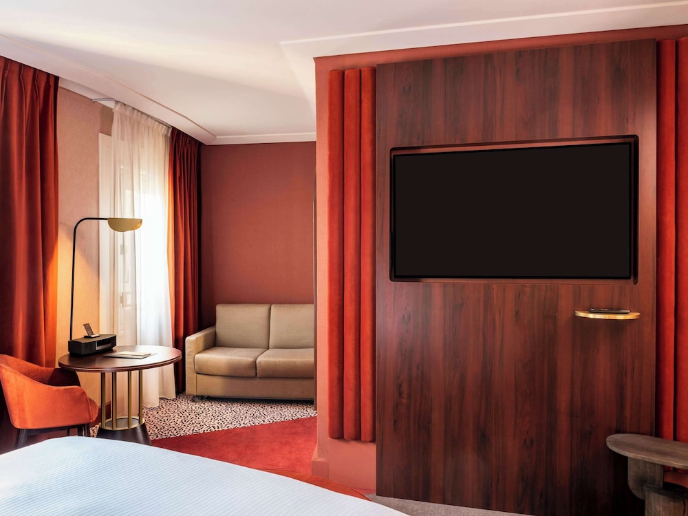 Junior Studio Suite, 1 King Bed with Sofa bed - Photo 10