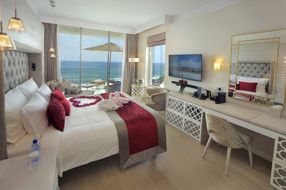 Honeymoon Suite, Sea View