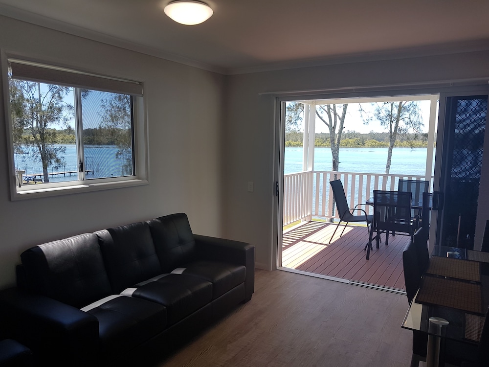 Deluxe Two Bedroom Riverfront Cabin photo 3