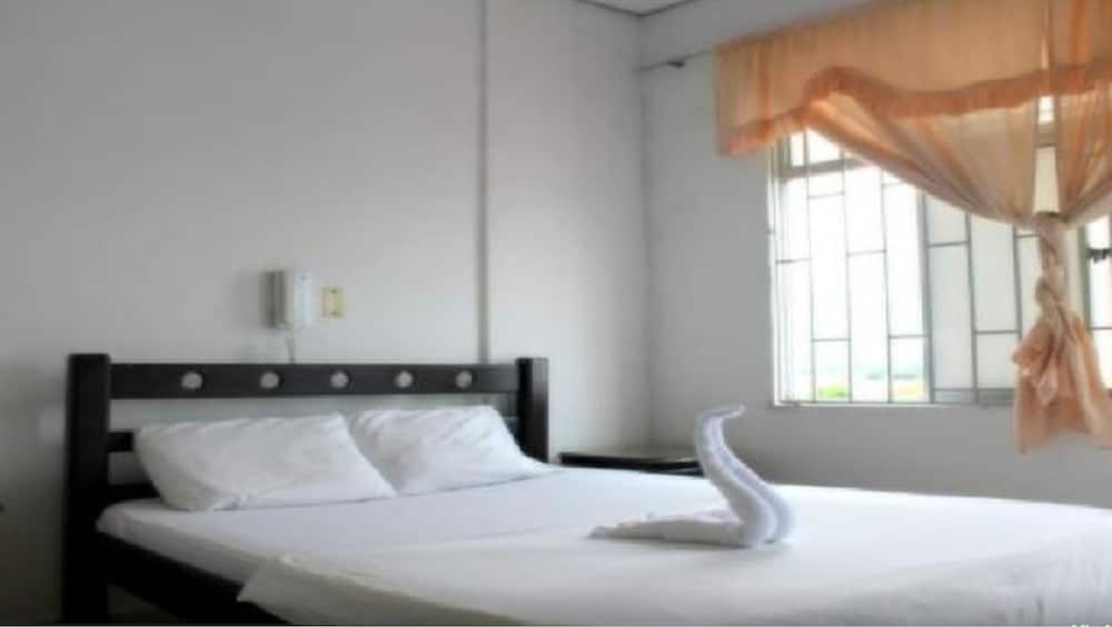 Basic Double Room Single Use, 1 Large Twin Bed, Non Smoking photo 1