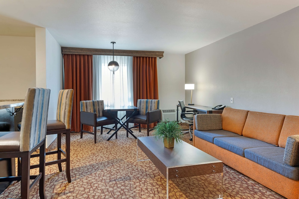Suite, 2 Queen Beds, Non Smoking, Refrigerator & Microwave - Photo 2